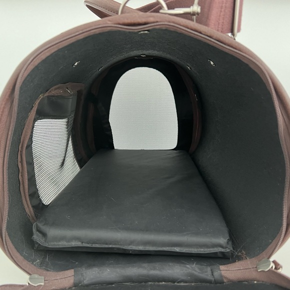 FETCHING BROWN CAT CARRIER APPROXIMATELY 18 x 11 x 12 - Picture 13 of 16